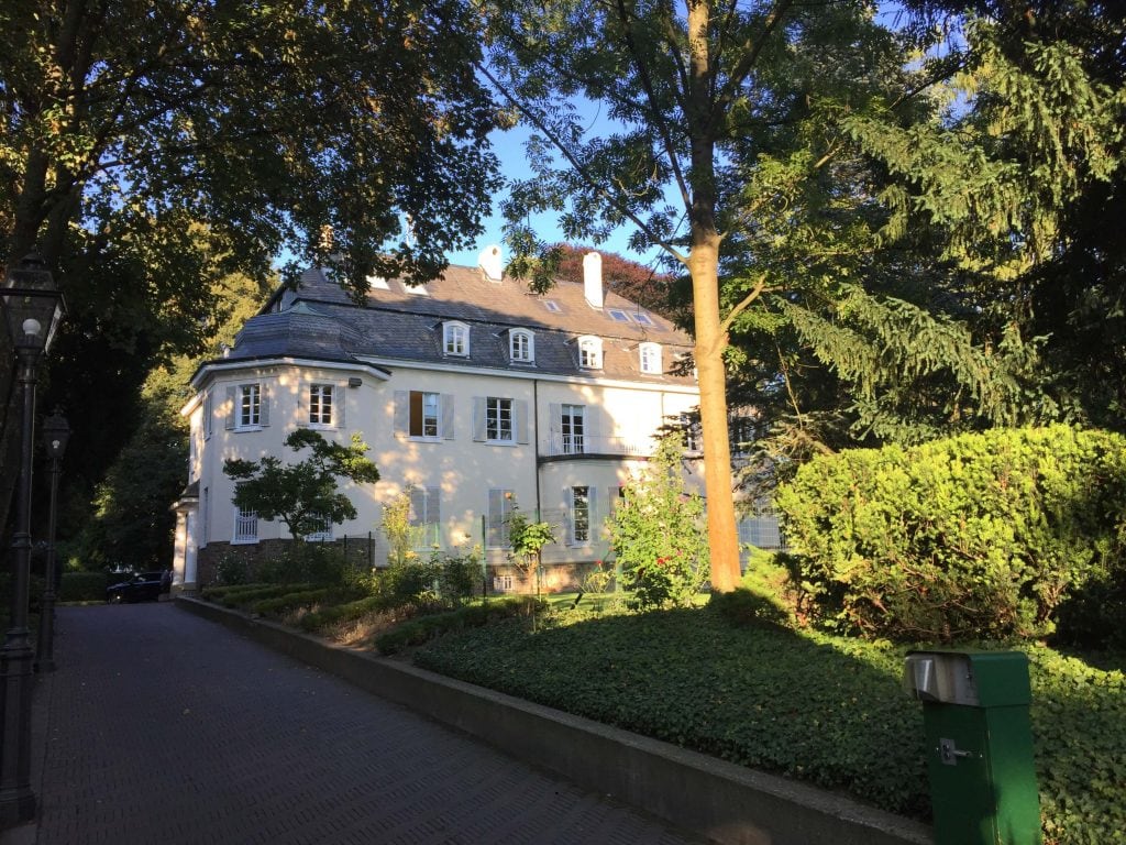 Das Bild zeigt die GLOBAL-FINANZ Villa in Bonn
