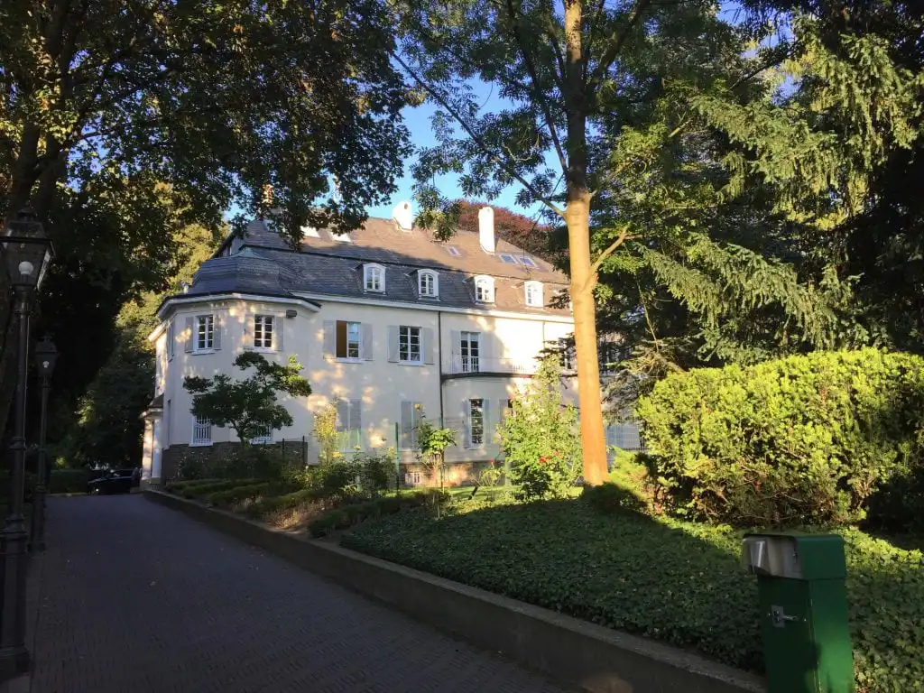 Das Bild zeigt die GLOBAL-FINANZ Villa in Bonn